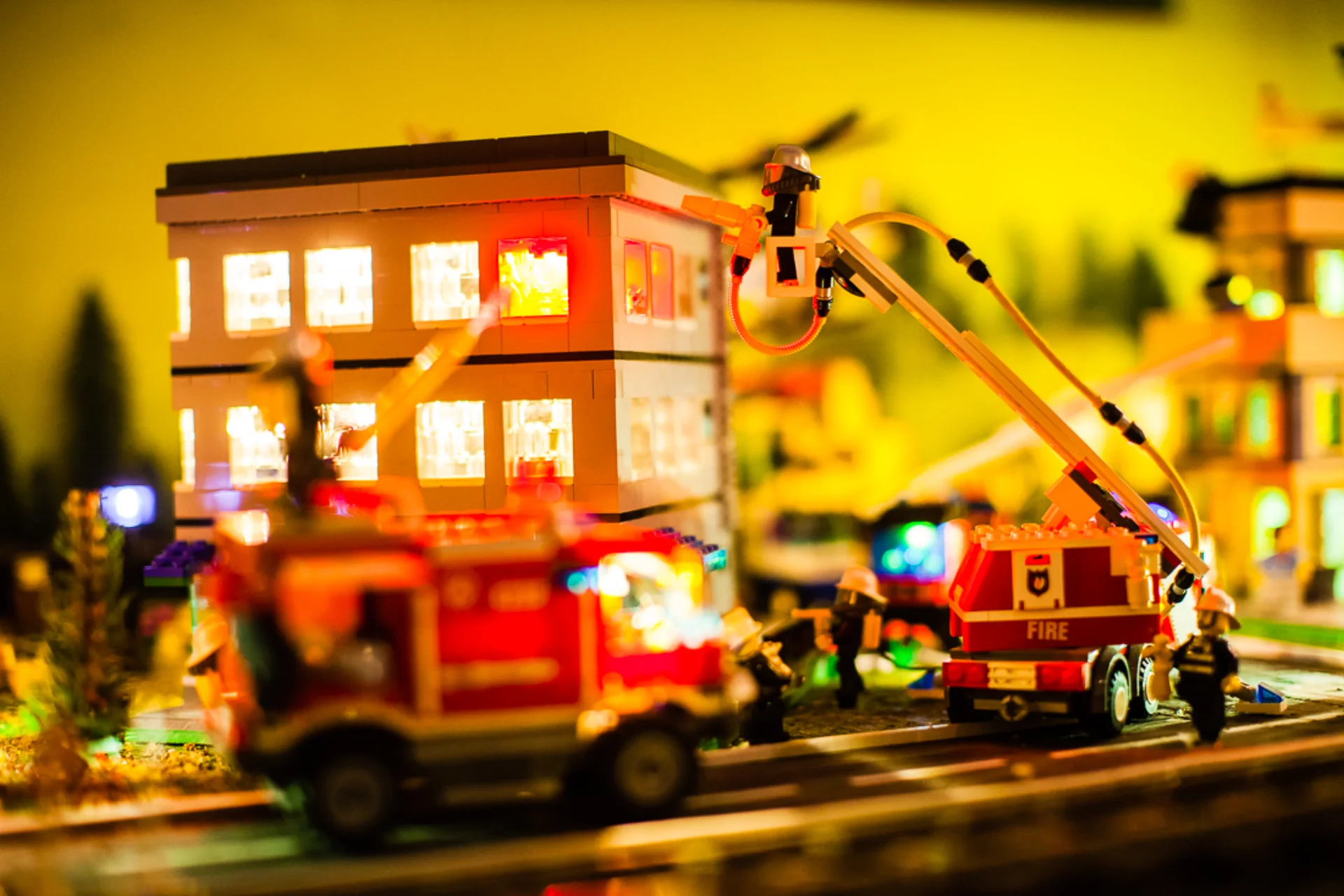 Pożar w mieście LEGO City – dramatyczna makieta Muzeum Klocków Karpacz
