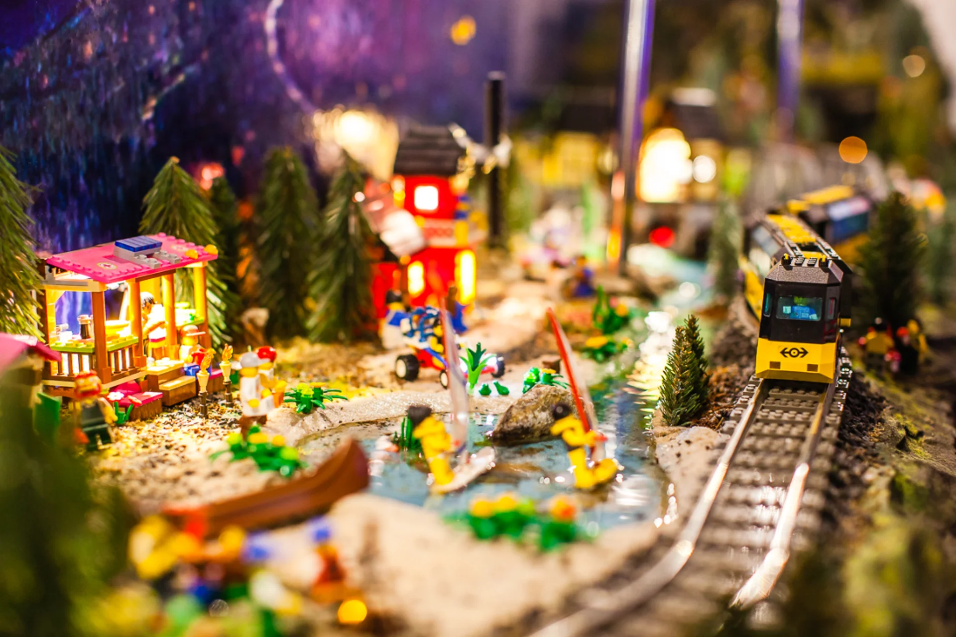 Świat z klocków LEGO – przygoda nad rzeką, makieta Muzeum Klocków Karpacz